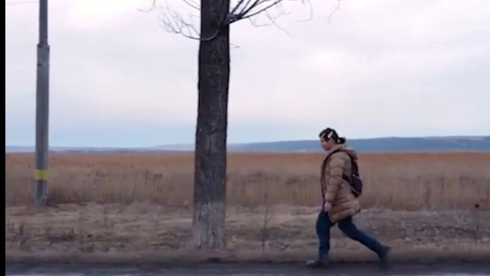 Merge 26 de kilometri pe zi să ajungă la școală! Banii din alocație și bursă se duc pe medicamentele mamei bolnave