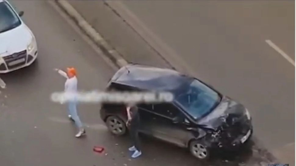  Scene violente în trafic: Un tânăr șofer a fost BĂTUT crunt de un taximetrist - IMAGINI care pot afecta emoțional