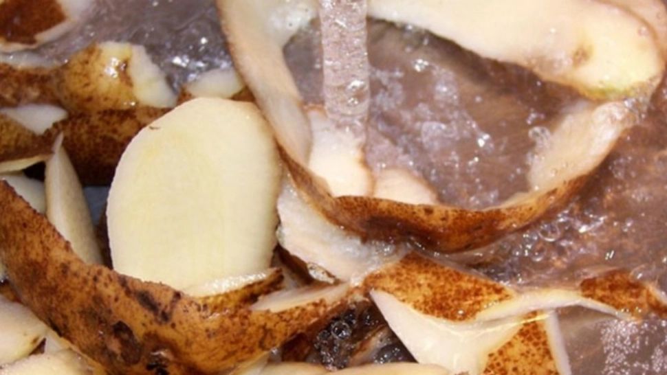 Arunci cojile de la cartofi când faci mâncare? Păcat! Iată ce poţi face din ele. E uimitor