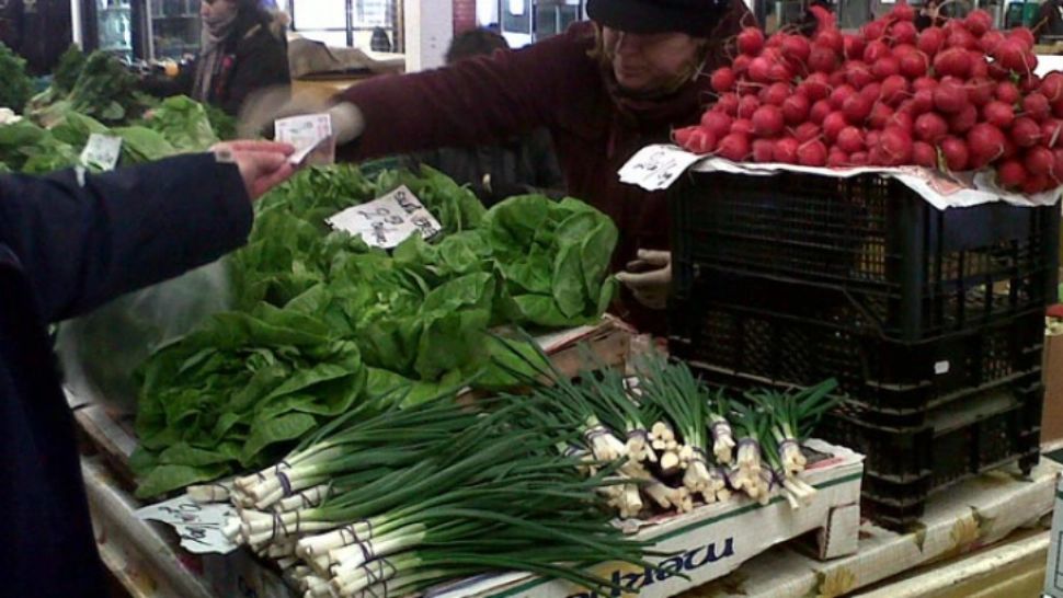 Greşeala pe care multă lume o face când cumpără salată şi ceapă verde
