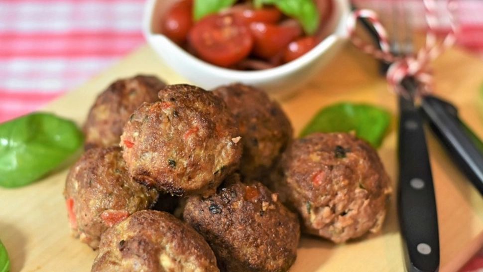 Așa faci cele mai bune chifteluțe din carne. Ingredientul secret care dă tot gustul