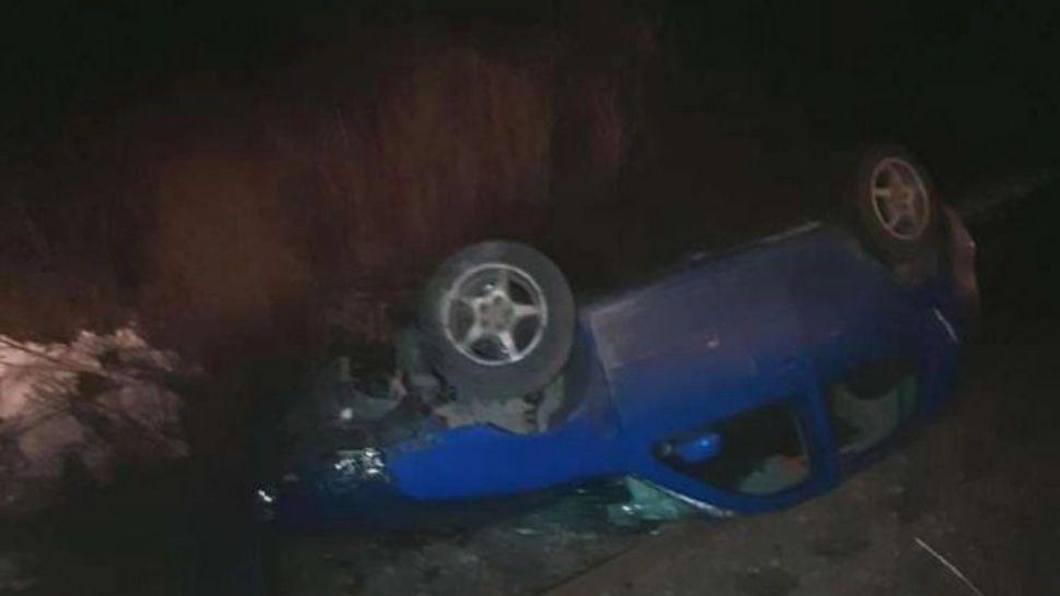 Un minor de 16 ani s-a răsturnat cu mașina pe calea ferată