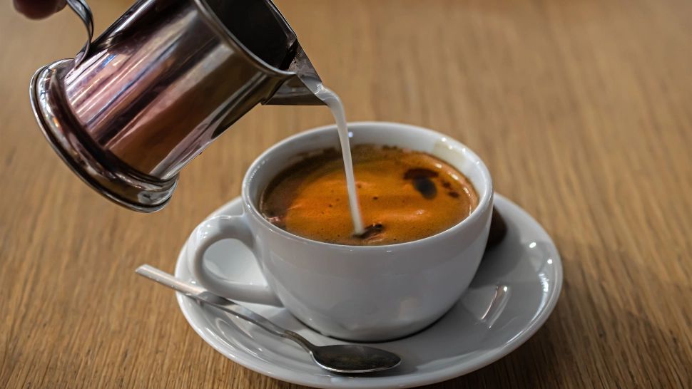 Pericolul LAPTELUI din cafea. De ce să renunți la acest obicei