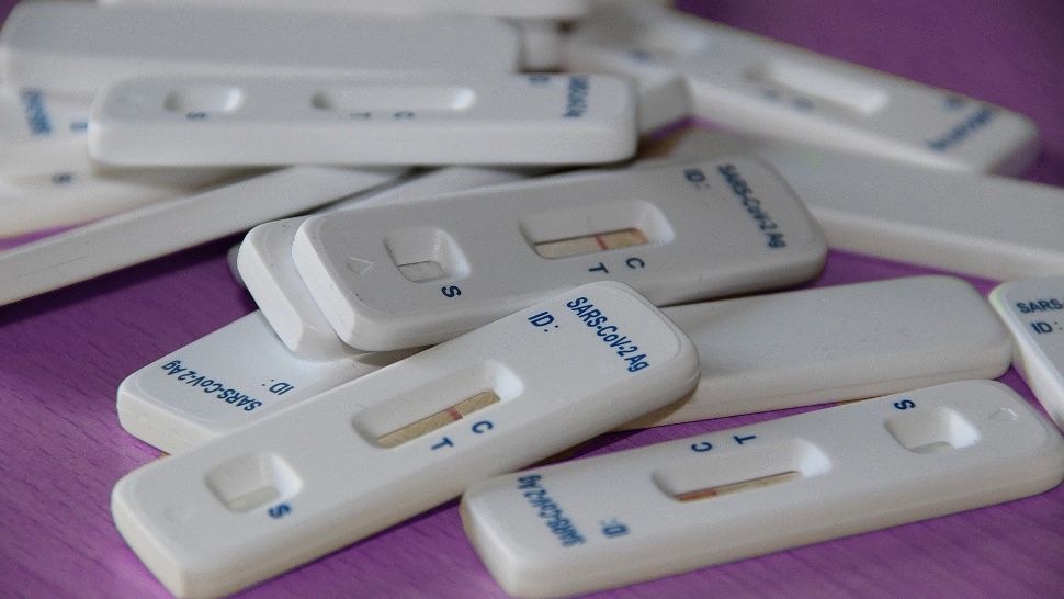 Mai multe școli din Franța s-au plâns că au primit teste Covid EXPIRATE. Ce au decis oficialii