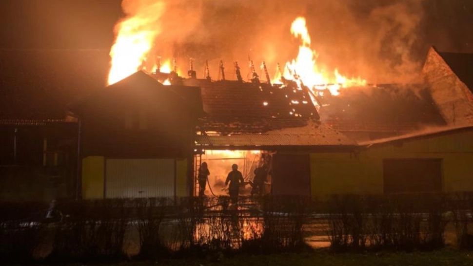 Incendiu de PROPORȚII în Râșnov! Au intervenit 11 autospeciale ISU: O persoană a suferit un atac de panică