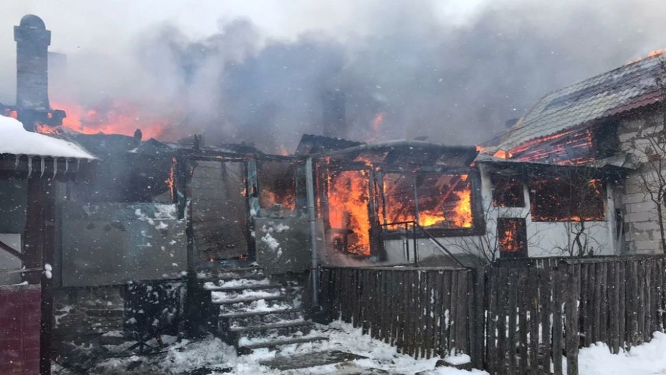 8 case cuprinse de flăcări, în Covasna: 5 au ARS COMPLET. 19 persoane, printre care și 3 copii, EVACUATE