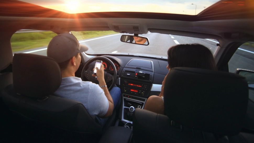 Obiceiul care te poate UCIDE la volan! Toată lumea îl are