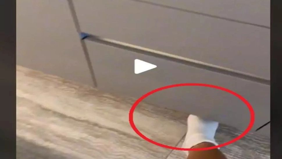 VIDEO – Ce are această tânără sub dulapul din bucătărie – Toți prietenii ei au fost impresionați