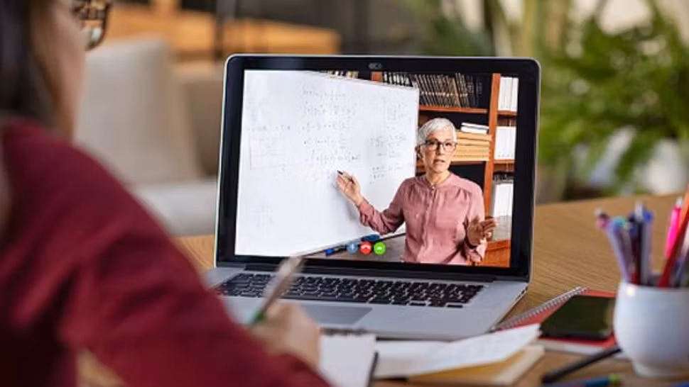 OMS Europa recomandă învățarea online în valul OMICRON: Țineți școlile deschise pentru a continua educația copiilor