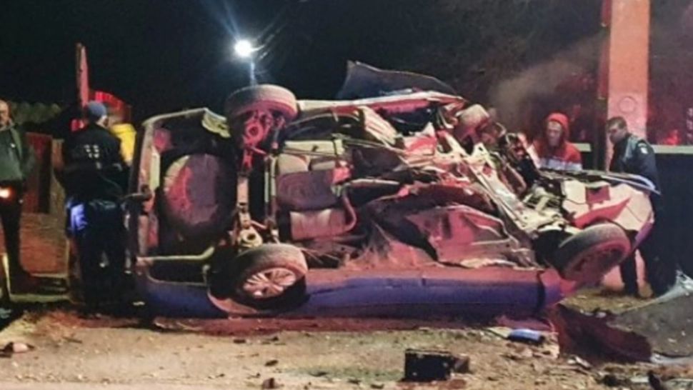 FOTO | DESTIN tragic! 2 tineri au murit după ce mașina în care erau a intrat într-un cap de pod