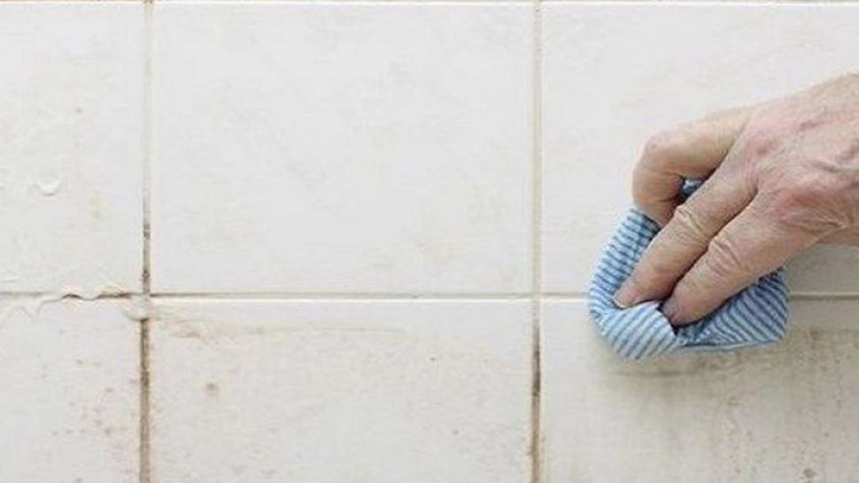 Cum să cureți ușor rosturile de la faianță și gresie cu o soluție ieftină