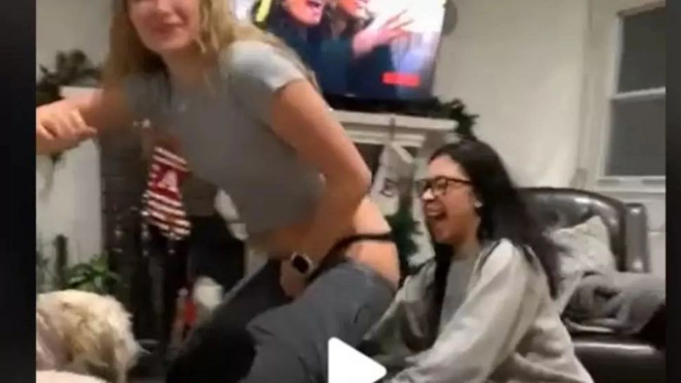 VIDEO – A vrut să-i facă o farsă prietenei sale – Ce a urmat e de cascadorii râsului – Totul a fost filmat