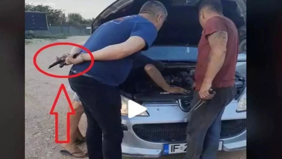 VIDEO – Mașina scotea un sunet ciudat și mecanicul și-a ieșit din minți pentru că nu înțelegea ce “bate” la motor – Farsă haioasă a unui român