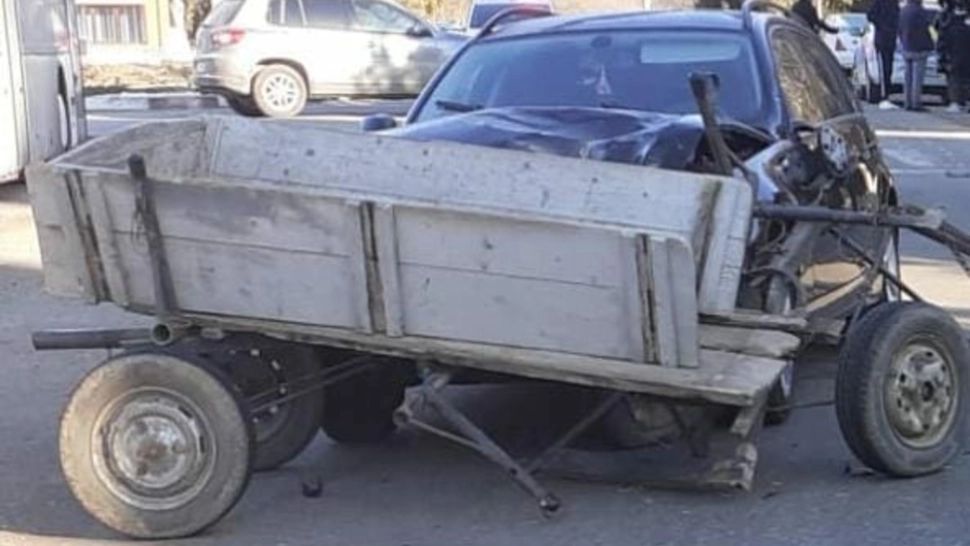 Căruţă lovită de o maşină, în județul Olt! Două femei, la spital