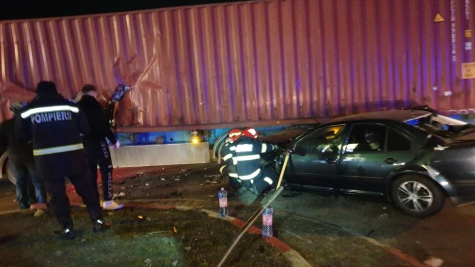 FOTO | Accident GRAV, în Constanța! O mașină a intrat sub un TIR