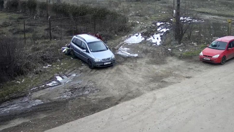 Un tânăr din Timişoara, filmat când arunca gunoaie pe domeniul public