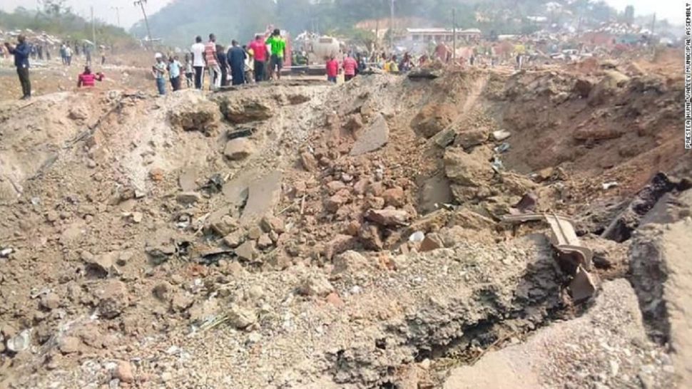 17 morți după ce un camion care transporta explozibil a făcut accident - A fost devastată o bună parte dintr-un întreg oraș din Ghana