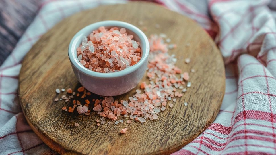 Motivul pentru care astăzi nu trebuie să pui sare în mâncare sub nicio formă - Puțină lume știe această tradiție