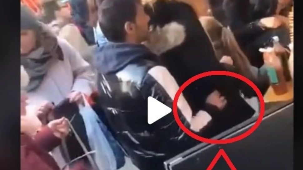 VIDEO – Oamenii l-au imobiliat și filmat pe acest hoț – A furat un portofel în timp ce stătea la coadă