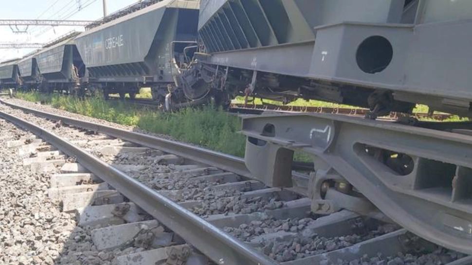 Trei vagoane ale unui tren privat de marfă au deraiat între staţiile Fileşti-Cătuşa. Care a fost cauza