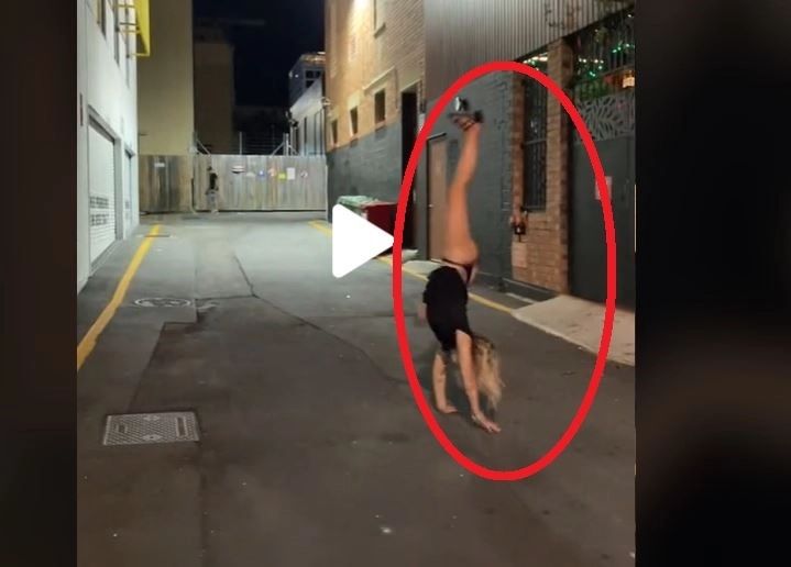 VIDEO – S-a îmbătat de Revelion și a făcut “roata” deși era îmbrăcată într-o fustă scurtă – Prietenii ei au filmat totul