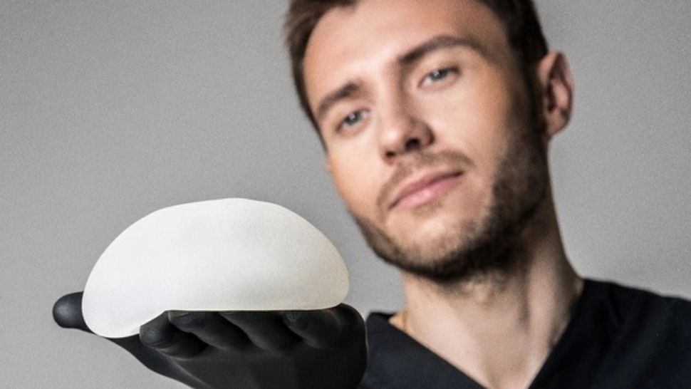 S-a îngrășat și a decis să-și scoată implantul mamar. Medicul, șocat: "Niciodată n-am mai văzut așa ceva!" - FOTO