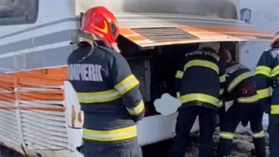 Incendiu la un autocar care transporta copii: În jur de 40 de persoane EVACUATE - Probleme la motor