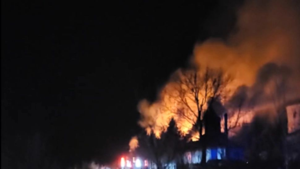 VIDEO Incendiu devastator la Mănăstirea Nucet. Intervenție masivă a pompierilor 