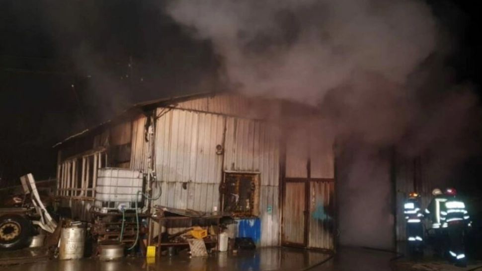 INCENDIU VIOLENT la o hală din județul Sălaj. Pompierii s-au luptat câteva ore cu flăcările FOTO