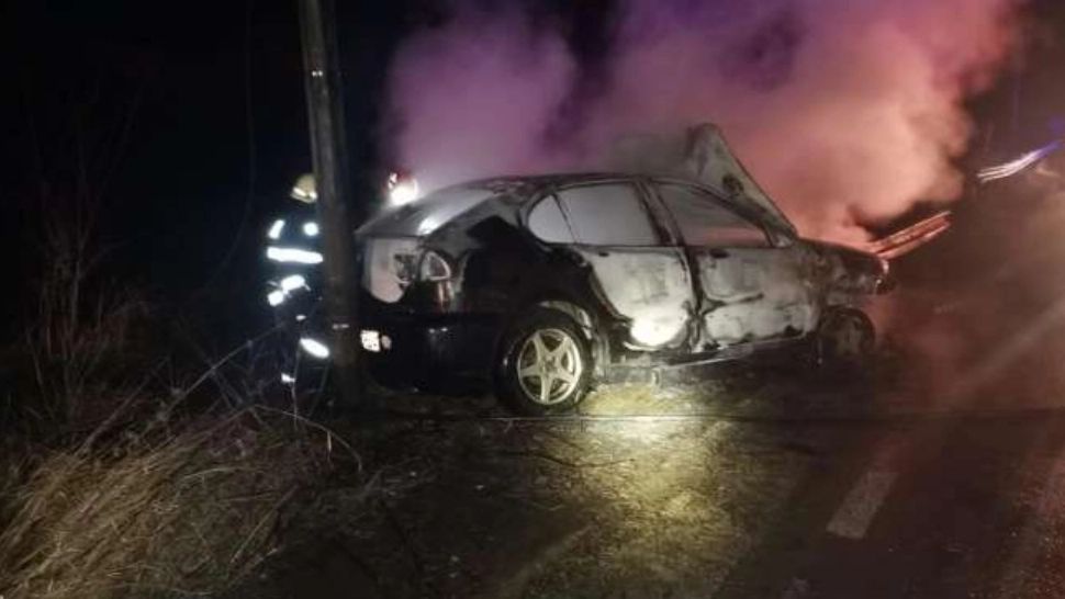 FOTO | Un autoturism a ARS ca o torță în urma unui ACCIDENT. Incidentul s-a petrecut în județul Alba