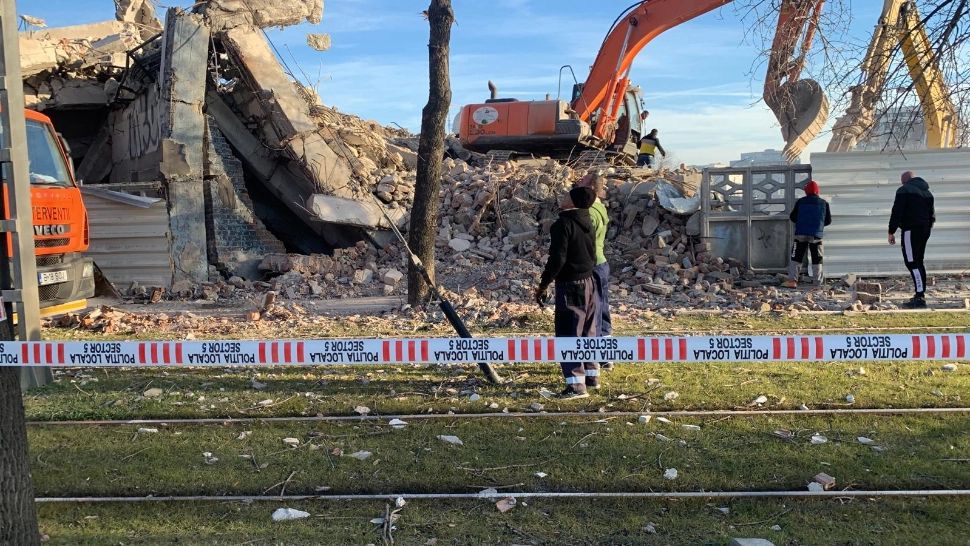 Clădire PRĂBUȘITĂ pe o șină de tramvai, în Capitală: Circulația OPRITĂ ore întregi - A fost deschis dosar pentru distrugere din culpă