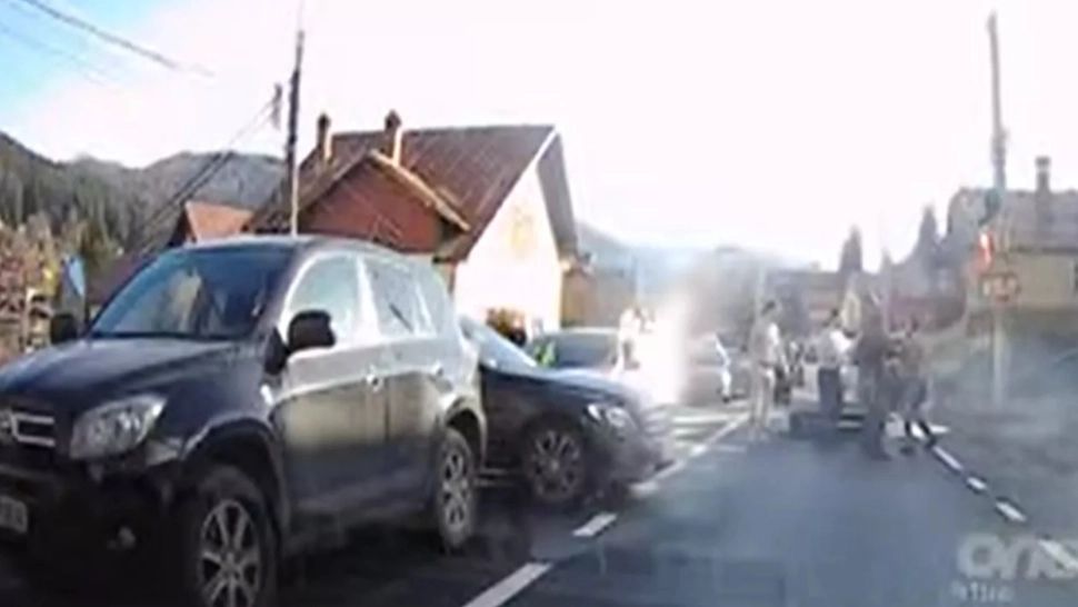 Bătaie cu pumnii și picioarele în trafic, pe Valea Prahovei, în mijlocul coloanelor de maşini 