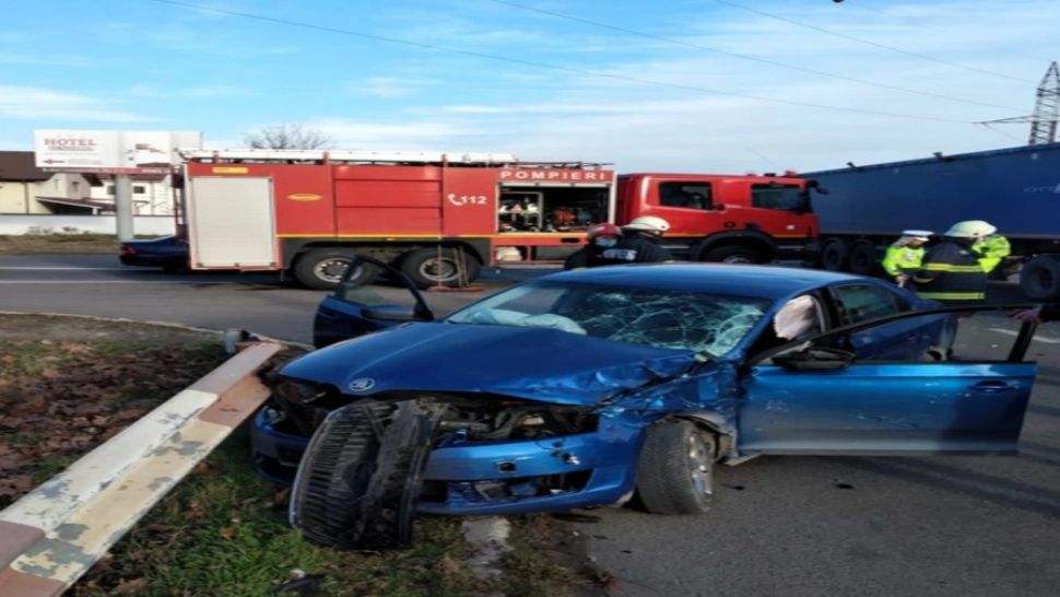 Impact VIOLENT! Patru persoane au fost rănite într-un accident auto produs în Slobozia. O victimă a rămas încarcerată 