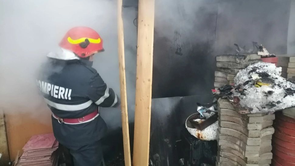  Incendiu la o afumătorie din Negrești-Oaș - Cauza: focul aprins în spații închise