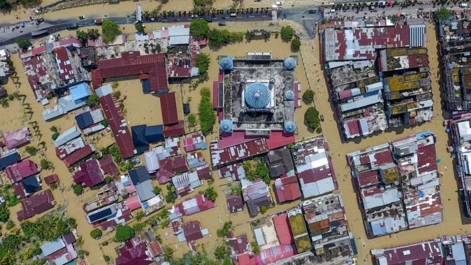 FOTO | Inundațiile fac ravagii în Indonezia! Doi copii au murit, zeci de mii de persoane au fost evacuate din calea apelor 