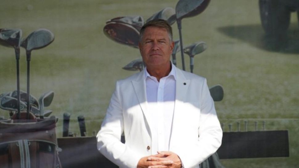 VIDEO Protest inedit la Vaslui, pe un drum plin de gropi: Un localnic joacă golf, la recomandarea lui Klaus Iohannis