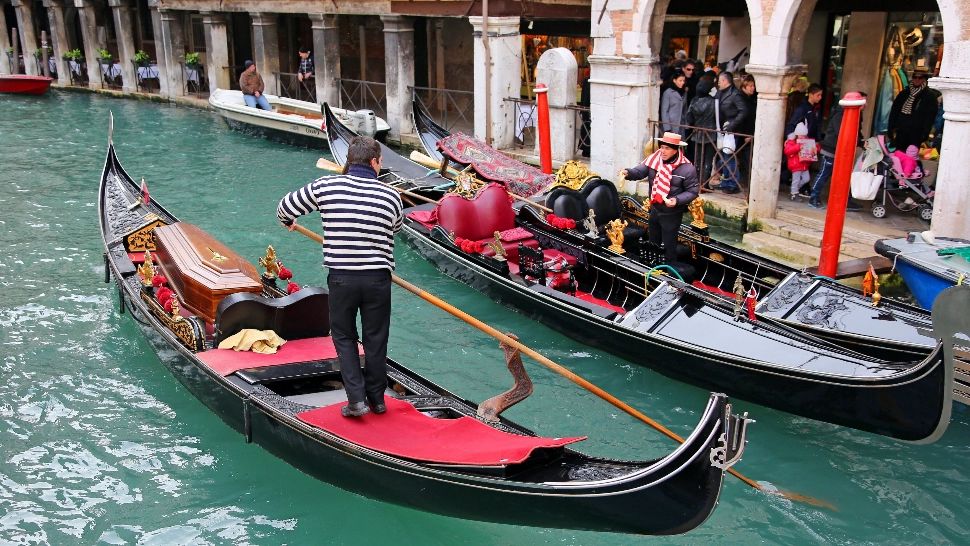 Mituri și TRADIȚII. De ce italienii își ating părțile intime atunci când văd un mort?