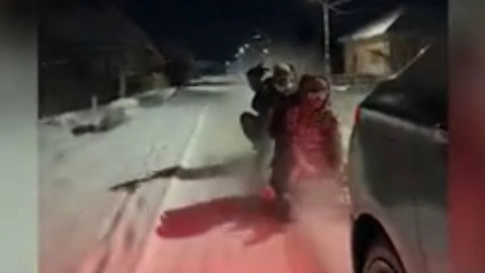 La un pas de tragedie. Mai mulți tineri se distrează pe o sanie trasă de mașină, la o viteză amețitoare