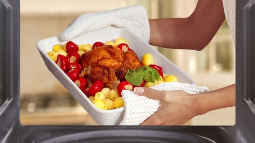 Alimentele care devin OTRAVĂ dacă le reîncălzeşti - afectează stomacul, intestinele şi inima