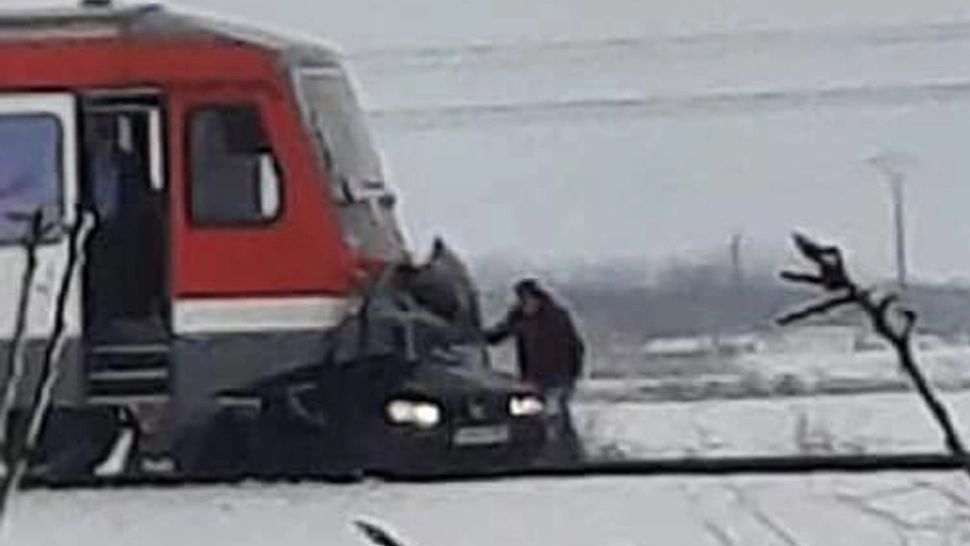 Impact DEVASTATOR pe calea ferată, în județul Arad - 2 MORȚI după ce o mașină a fost lovită de tren și târâtă 100 de metri