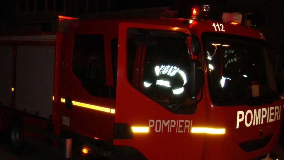 Incendiu violent într-un apartament din Petroșani, cu mari degajări de fum. Un bărbat și-a pierdut viața