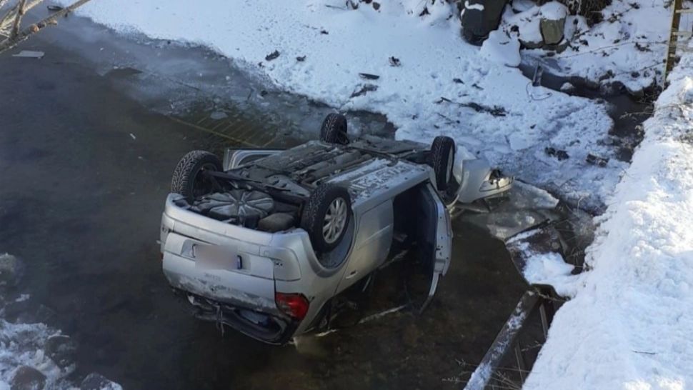FOTO Accident grav: 4 oameni au ajuns la spital după ce au plonjat cu mașina într-un râu