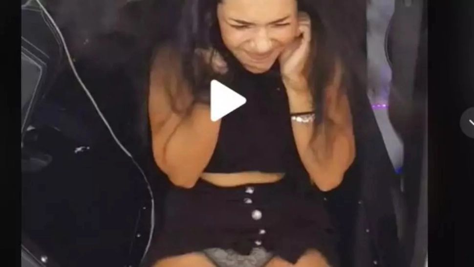 VIDEO – Au zburat și hainele de pe ea când au început boxele din mașină să bubuie – Imaginile, virale pe TikTok