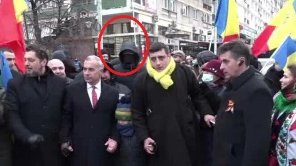 Bărbatul care l-a stropit cu cerneală pe George Simion rupe tăcerea. "N-am legătură cu AUR, am riscat să fiu linșat" 