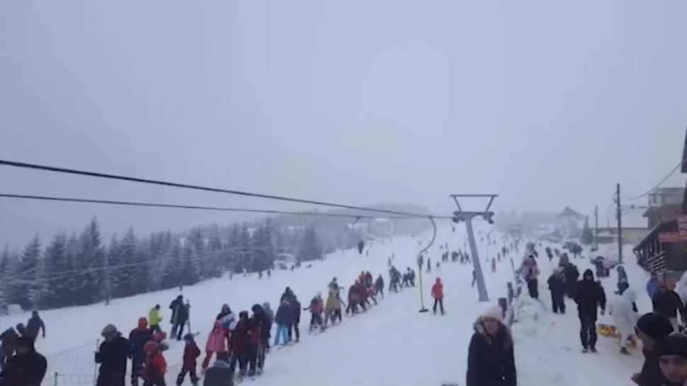 VIDEO | Turiștii au luat cu asalt stațiunile montane, în ciuda condițiilor meteorologice