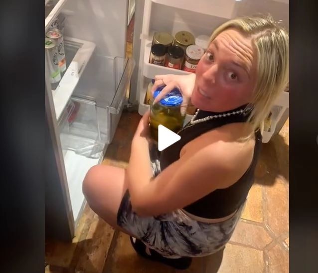 VIDEO – A vrut să bea zeamă de murături, după petrecerea de Revelion. Ce s-a întâmplat când a desfăcut borcanul i-a făcut pe prietenii ei să se prăpădească de râs