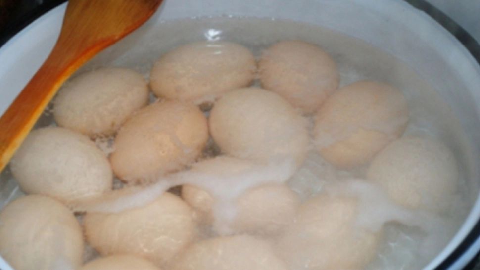 Arunci apa în care ai fiert ouă? Nu mai face greșeala asta. Motivul te va surprinde