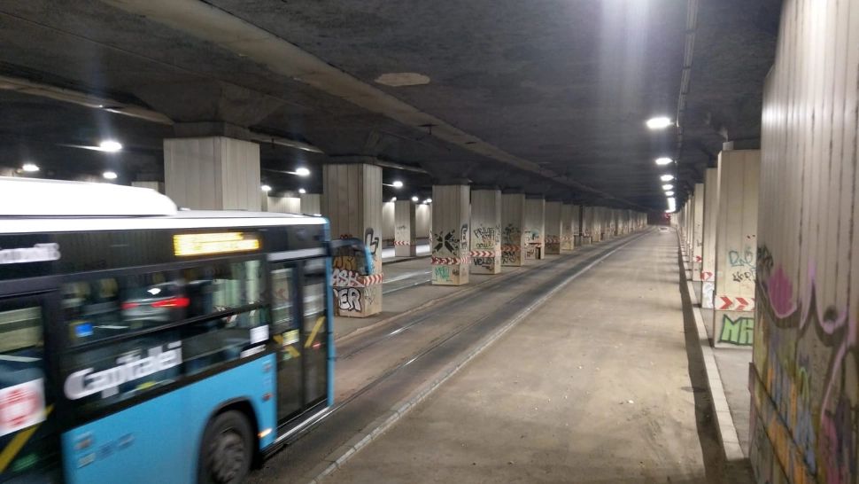 Circulație restricționată în Pasajul Victoriei în urmă unor căderi ale planșeului: Se efectuează o inspecție - Pericol URIAȘ