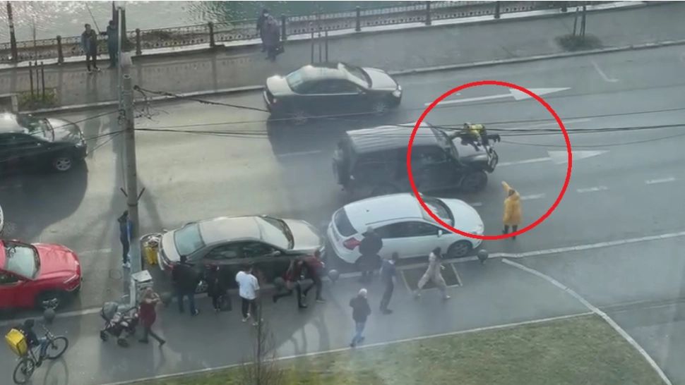 VIDEO Gest EXTREM în traficul bucureștean: bărbat târât pe capota unei mașini