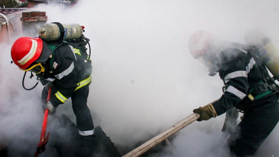 Incendiu într-un bloc din Tecuci - Două persoane au fost evacuate de pompieri